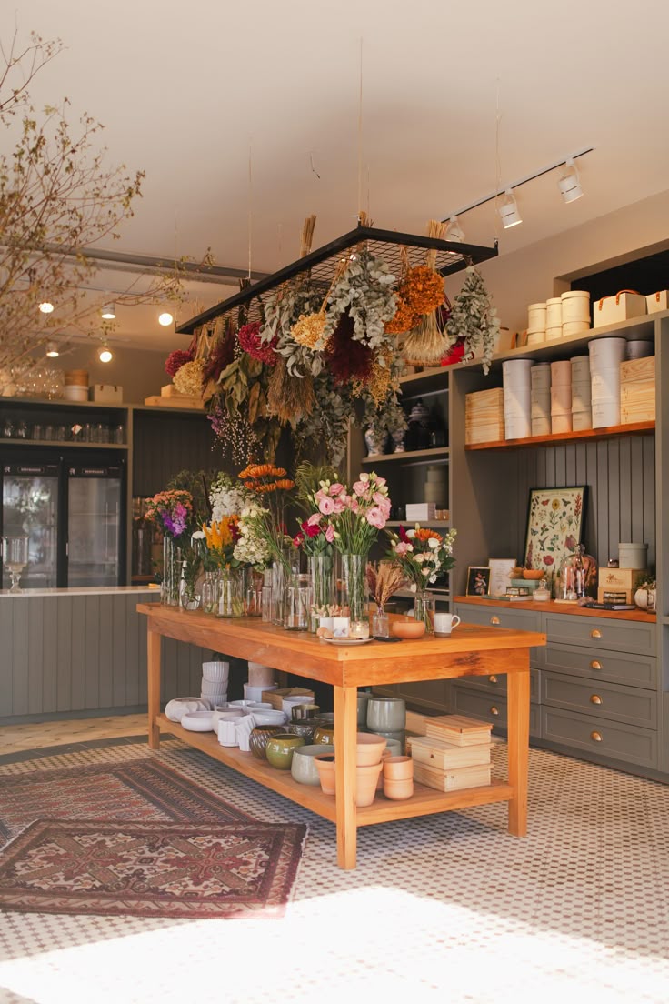 Interior cálido de floristería
